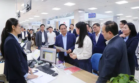 Thủ tướng: Cán bộ Trung tâm hành chính công phải chủ động, tận tâm phục vụ nhân dân