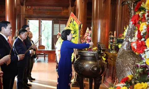 Phó Thủ tướng Phạm Thị Thanh Trà dâng hương tưởng niệm Chủ tịch Hồ Chí Minh tại Khu di tích Kim Liên