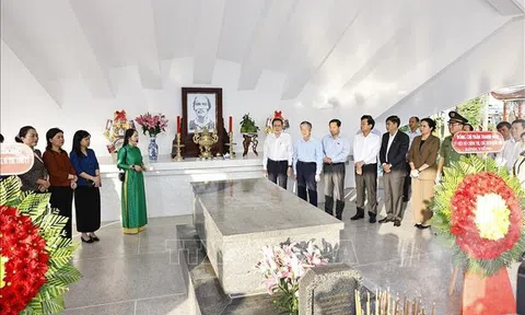 Chủ tịch Quốc hội Trần Thanh Mẫn dâng hương, viếng mộ Cụ Phó bảng Nguyễn Sinh Sắc