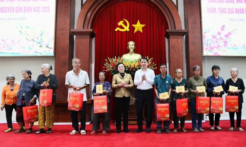 Phó Thủ tướng Phạm Thị Thanh Trà thăm, tặng quà Tết gia đình chính sách, công nhân khó khăn tại Đồng Tháp