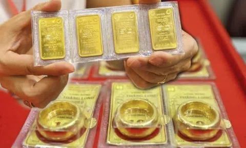 Giá vàng đang rơi tự do, người dân tranh thủ xếp hàng mua vào chờ tăng