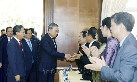 Tổng Bí thư Tô Lâm gặp gỡ cán bộ Đại sứ quán và cộng đồng người Việt Nam tại Lào