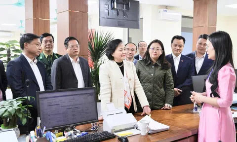 Phó Thủ tướng Phạm Thị Thanh Trà kiểm tra hoạt động Trung tâm Phục vụ hành chính công xã Bát Xát, tỉnh Lào Cai