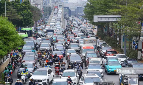 Ngày làm việc cuối trước kỳ nghỉ Tết, cửa ngõ Hà Nội ùn tắc kéo dài