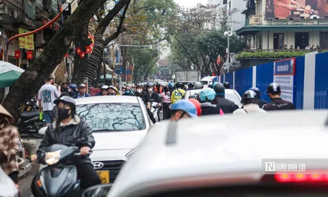 Giao thông phố cổ nghẹt thở vì “lô cốt” xây dựng cận Tết