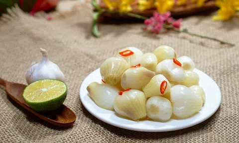 Bí quyết ăn dưa hành ngày Tết giúp dưa giòn lâu, không nổi váng