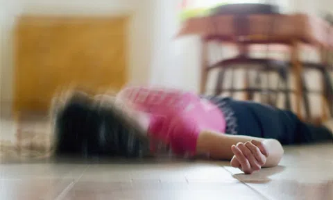 Cô bé 13 tuổi tử vong đột ngột sau khi uống thứ "vạn người mê" giữa ban ngày