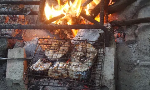 Cá nướng than – lễ vật thiêng cúng tổ tiên dịp Tết của người Thái