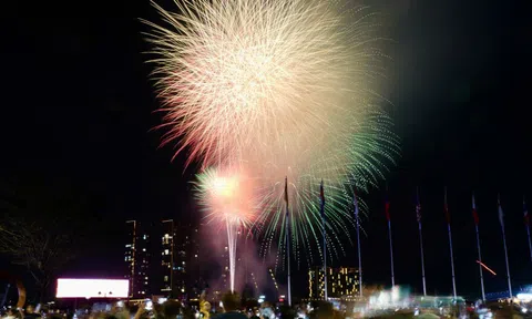 Tp.HCM rực rỡ "bức tranh ánh sáng" đêm giao thừa