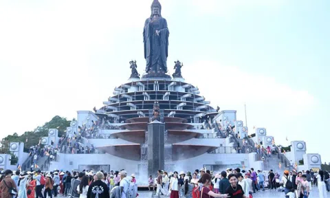 Biển người trẩy hội Núi Bà Đen sáng mùng 5 Tết: Thành tâm dâng lễ, gửi ước vọng đầu xuân