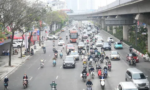 Đường Hà Nội thông thoáng trong ngày đầu làm việc sau Tết