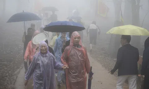 Trong màn mưa, dòng người vẫn đổ về "huyệt đạo thiêng" Am Tiên trước ngày 'mở cổng trời'