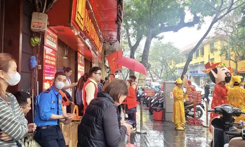 Không xếp hàng ngày vía Thần Tài, nhiều người chọn mua vàng theo cách này