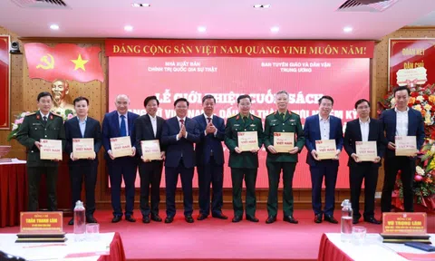 Giới thiệu cuốn sách về dấu ấn thành tựu nhiệm kỳ Đại hội lần thứ XIII của Đảng