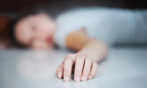 Người phụ nữ 54 tuổi đột ngột tử vong giữa đêm, bác sĩ chỉ ra 2 loại nước "cấm kỵ" uống trước khi ngủ