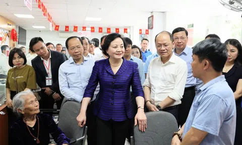 Phó Thủ tướng Phạm Thị Thanh Trà kiểm tra hoạt động Trung tâm Phục vụ hành chính công phường Thành Sen, tỉnh Hà Tĩnh