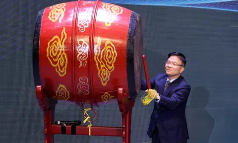 Phó Thủ tướng Lê Thành Long gióng trống mở màn Đêm thơ Nguyên tiêu 'Trước biển lớn'