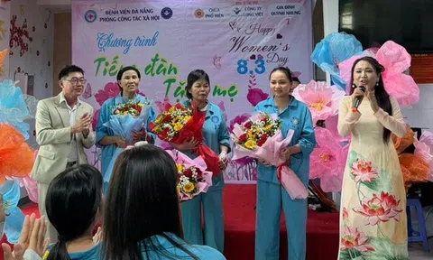 Rộn tiếng đàn mừng Ngày Quốc tế phụ nữ với những "bông hồng thép" ở khoa Ung bướu