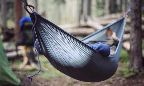 Nằm võng ăn bánh theo cách lạ, nam sinh khiến cộng đồng mạng thót tim