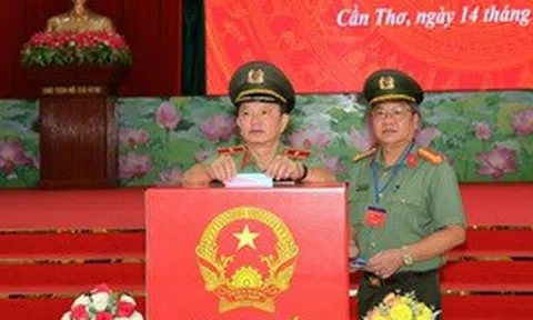 Cử tri lực lượng vũ trang Cần Thơ bầu cử sớm trước ngày hội toàn dân