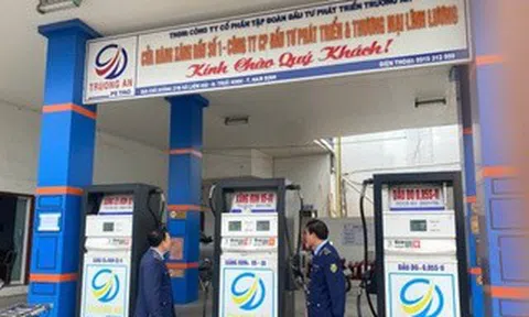 Một cây xăng bị phạt vì bán giá cao hơn quy định