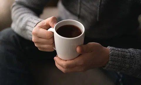 Người đàn ông 53 tuổi nguy kịch vì uống 10 ly nước mỗi ngày, bác sĩ chỉ mặt “sát thủ thầm lặng”