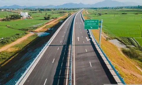 Hơn 200 km cao tốc “đắp chiếu”, tài xế gồng mình trên quốc lộ quá tải