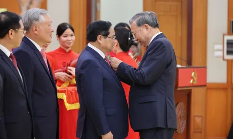 Thủ tướng Phạm Minh Chính nhận Huân chương Quân công hạng Nhất, Huy hiệu 40 năm tuổi Đảng