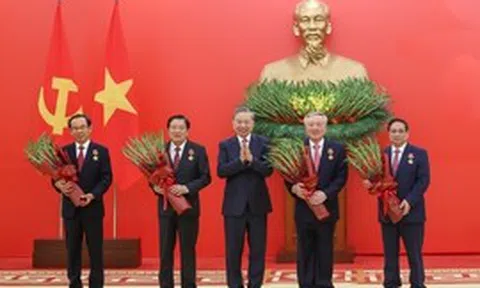 Tổng Bí thư Tô Lâm trao Huân chương Quân công hạng nhất và Huy hiệu Đảng tặng các đồng chí lãnh đạo, nguyên lãnh đạo