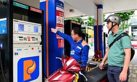 Giá xăng giảm hơn 3.800 đồng/lít