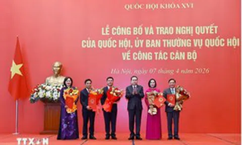 Chủ tịch Quốc hội Trần Thanh Mẫn trao quyết định cho các Phó Chủ tịch Quốc hội khóa XVI