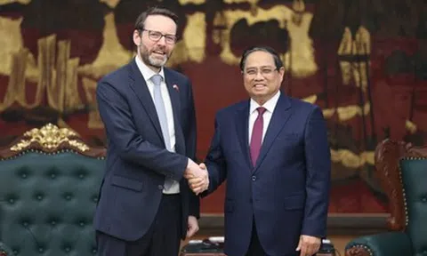 Thủ tướng Phạm Minh Chính tiếp Đại sứ Anh Iain Frew