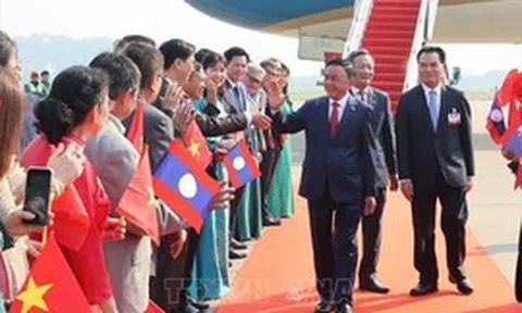 Thường trực Ban Bí thư Trần Cẩm Tú đến Vientiane, bắt đầu thăm chính thức Lào