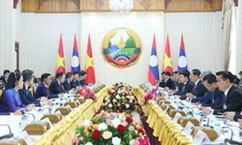 Thường trực Ban Bí thư Trần Cẩm Tú hội kiến Thủ tướng Lào Sonexay Siphandone