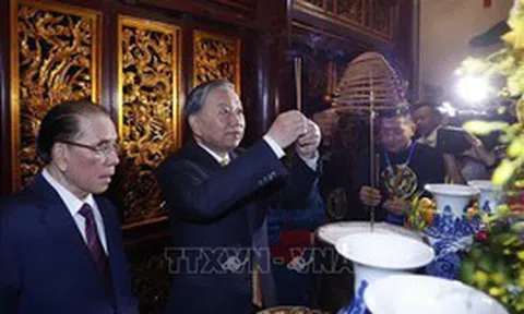 Trang nghiêm Lễ dâng hương tưởng niệm các Vua Hùng trên đỉnh núi Nghĩa Lĩnh