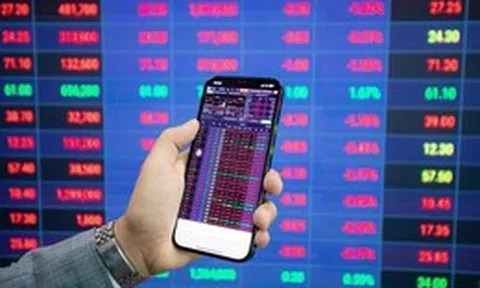 VN-Index áp sát đỉnh 1.900 điểm, dòng tiền phân hóa mạnh: Nên giải ngân hay giữ tiền?