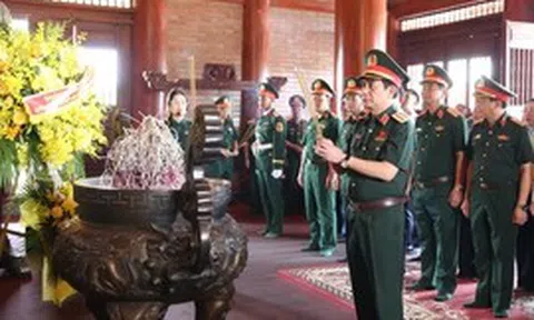 Phó Thủ tướng, Bộ trưởng Bộ Quốc phòng Phan Văn Giang dâng hương tưởng niệm các Anh hùng liệt sĩ tại Thái Nguyên