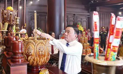 Thường trực Ban Bí thư dâng hương, tưởng niệm các anh hùng, liệt sĩ tại tỉnh Điện Biên