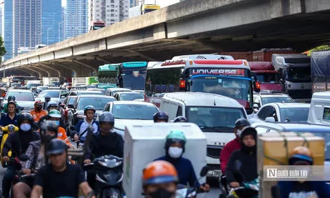 Người dân ùn ùn rời Hà Nội trước kỳ nghỉ lễ 30/4 - 1/5, cửa ngõ Thủ đô kẹt cứng