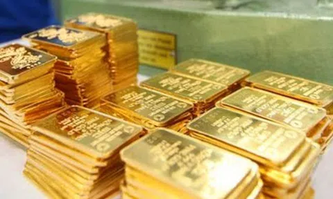 Giá vàng chiều nay (29/4): Giá vàng trong nước tụt dốc không phanh, người mua xếp hàng nườm nượp