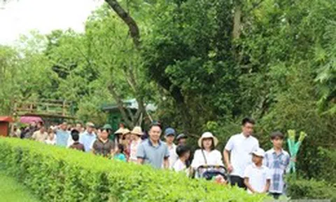 Hàng vạn người từ mọi miền Tổ quốc về thăm Làng Sen quê Bác