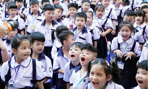 Mỗi mùa khai giảng bớt một nỗi lo: Sách giáo khoa giảm giá sâu, học sinh sắp được dùng miễn phí