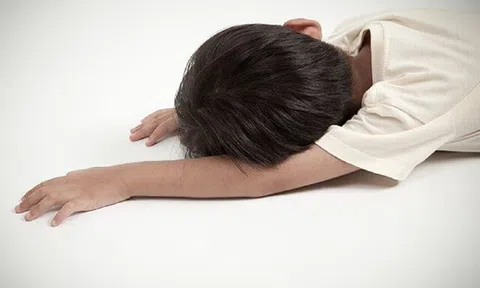 Khoảnh khắc nghẹt thở: Bác sĩ giành lại sự sống cho bé ngừng tim vì điện giật trên bãi biển
