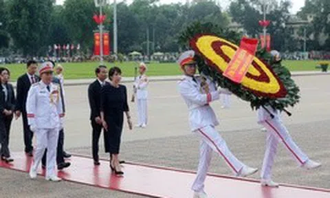 Thủ tướng Nhật Bản đặt vòng hoa viếng Chủ tịch Hồ Chí Minh và Đài tưởng niệm các Anh hùng liệt sĩ