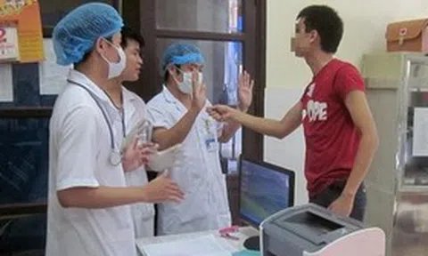 Từ ngày 15/5, hành hung nhân viên y tế có thể bị phạt tới 40 triệu đồng