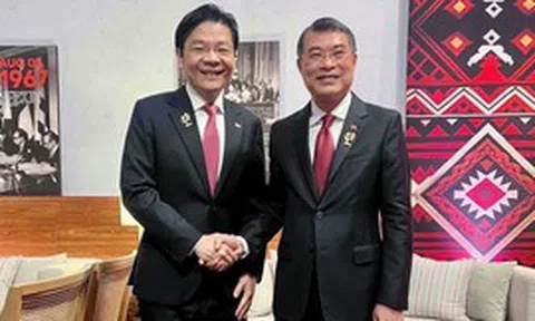 Thủ tướng Lê Minh Hưng gặp Thủ tướng Singapore Lawrence Wong