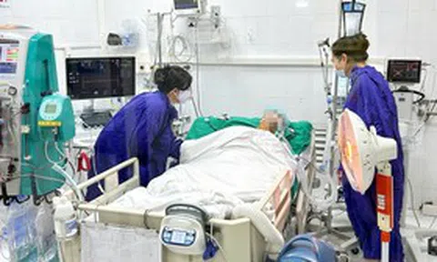 Mẹ già, vợ trẻ bật khóc tiễn đưa nam shipper hiến tạng cứu người