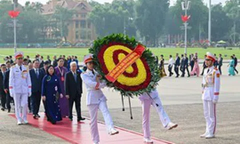 Đoàn đại biểu dự Đại hội đại biểu toàn quốc MTTQ Việt Nam vào lăng viếng Chủ tịch Hồ Chí Minh