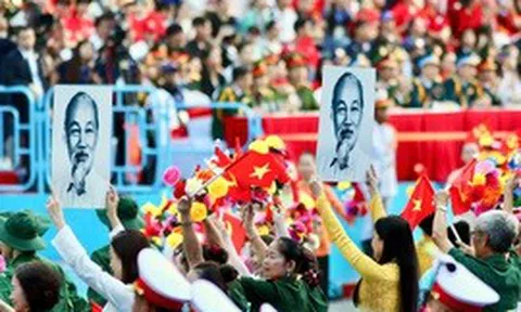 ÁNH SÁNG HỒ CHÍ MINH SOI ĐƯỜNG CHO CHÚNG TA ĐI
