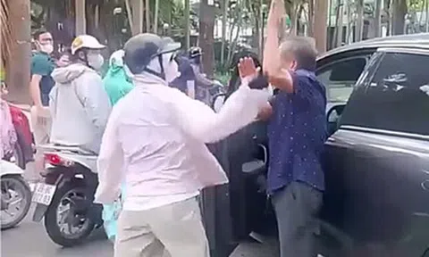 Người phụ nữ đi SH chửi tục, tát liên tiếp tài xế ô tô giữa phố bị công an mời lên làm việc